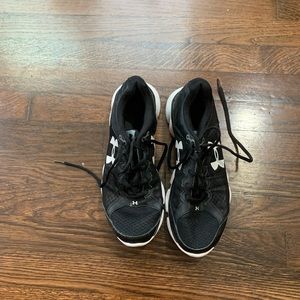Under armour black tennis shoes